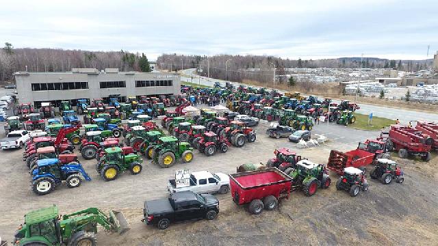 Des centaines de producteurs manifestent à Sainte-Marie